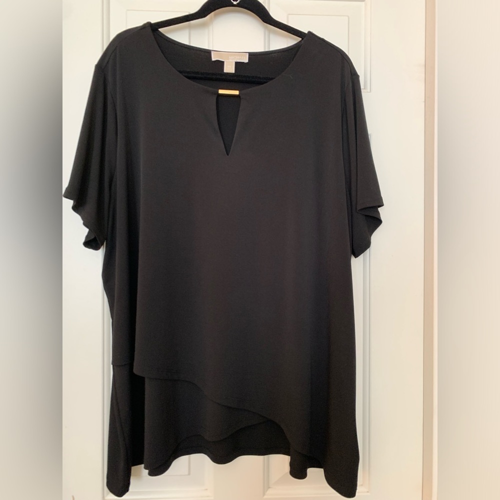 Michael Kors keyhole tunic with short sleeves black.